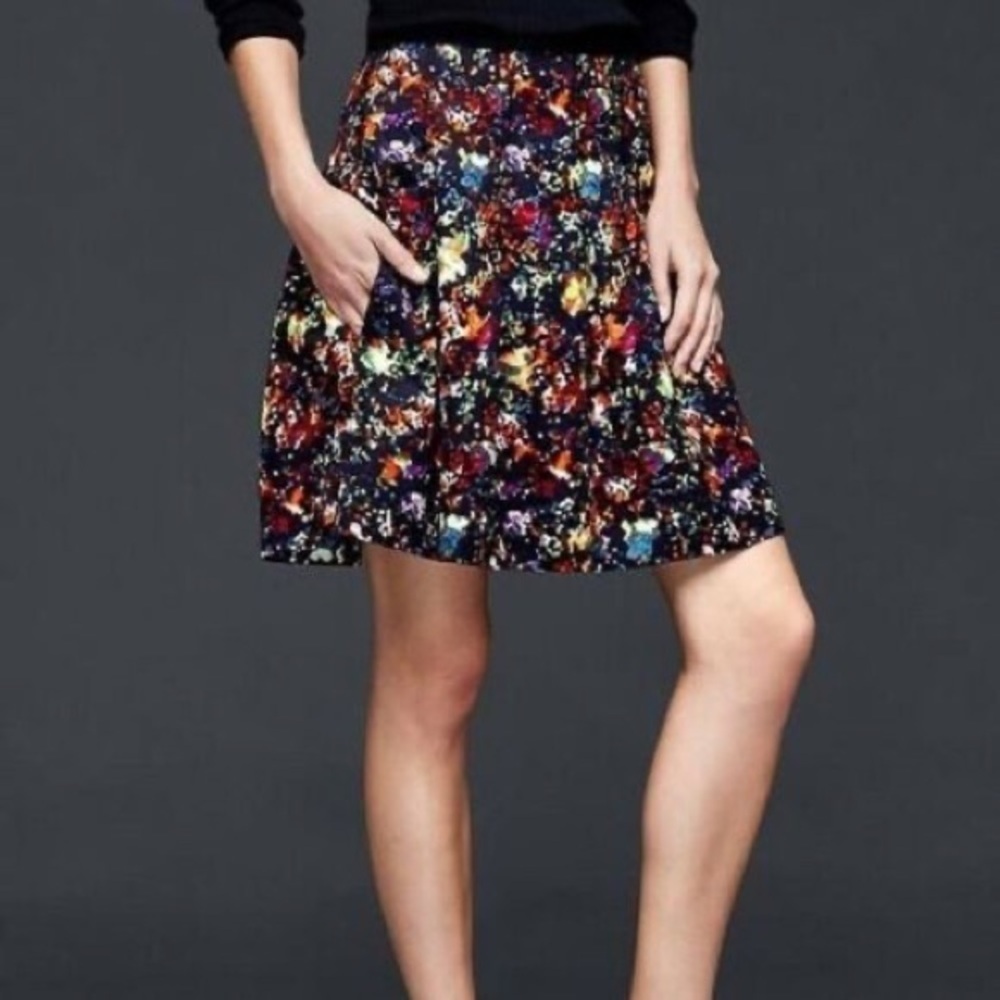 Gap black floral abstract pleated mini skirt. Sz 4. EUC.